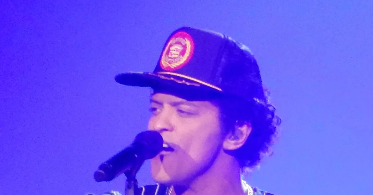 Bruno Mars net worth, performing live on the 24K Magic World Tour