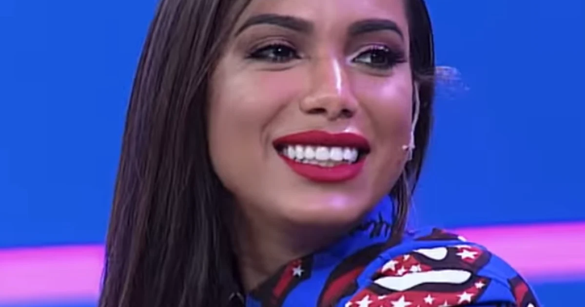 Anitta net worth, performing on stage
